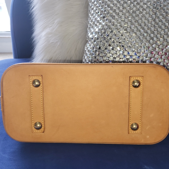 Louis Vuitton Alma PM Monogram - Picture 5 of 11